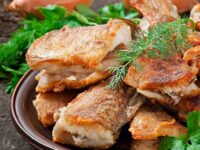 prato-peixe-peixe-frito-e-ervas.